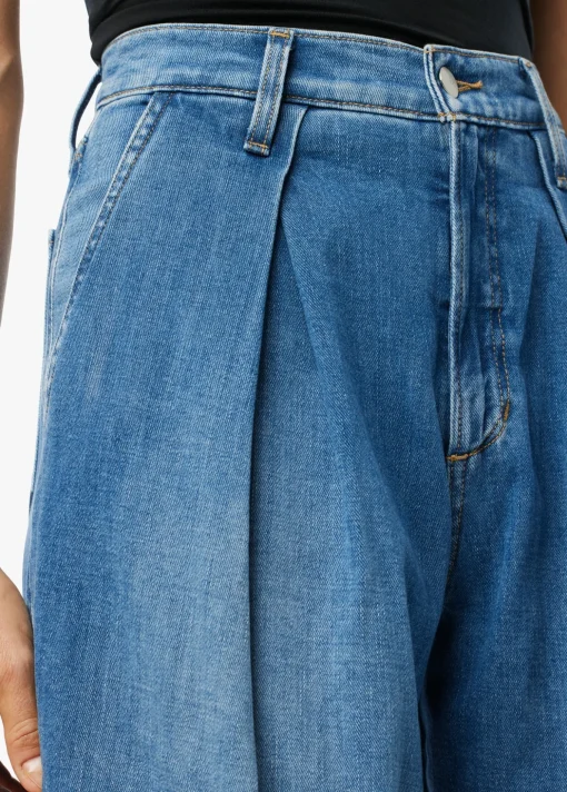 THE PLEATED TROUSER